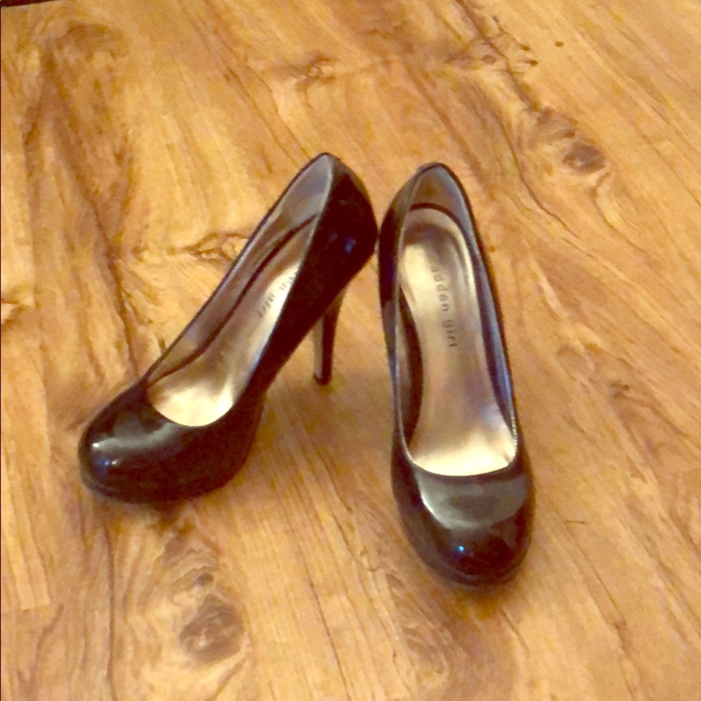 Black patent round toe pumps with platform